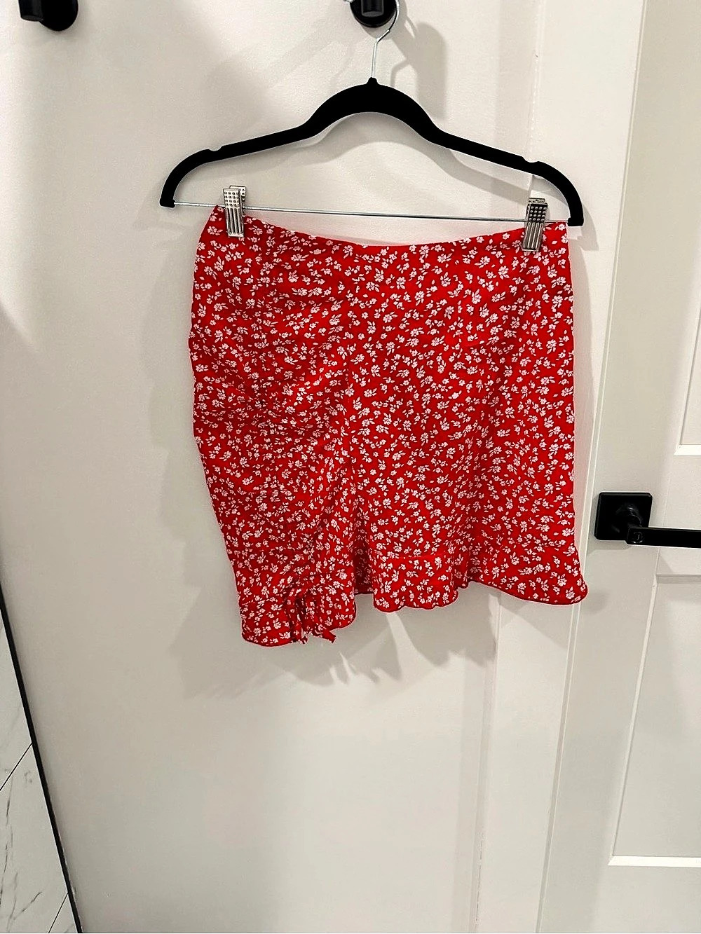 SHEIN Floral Mini Skirt in Red & White Size Medium